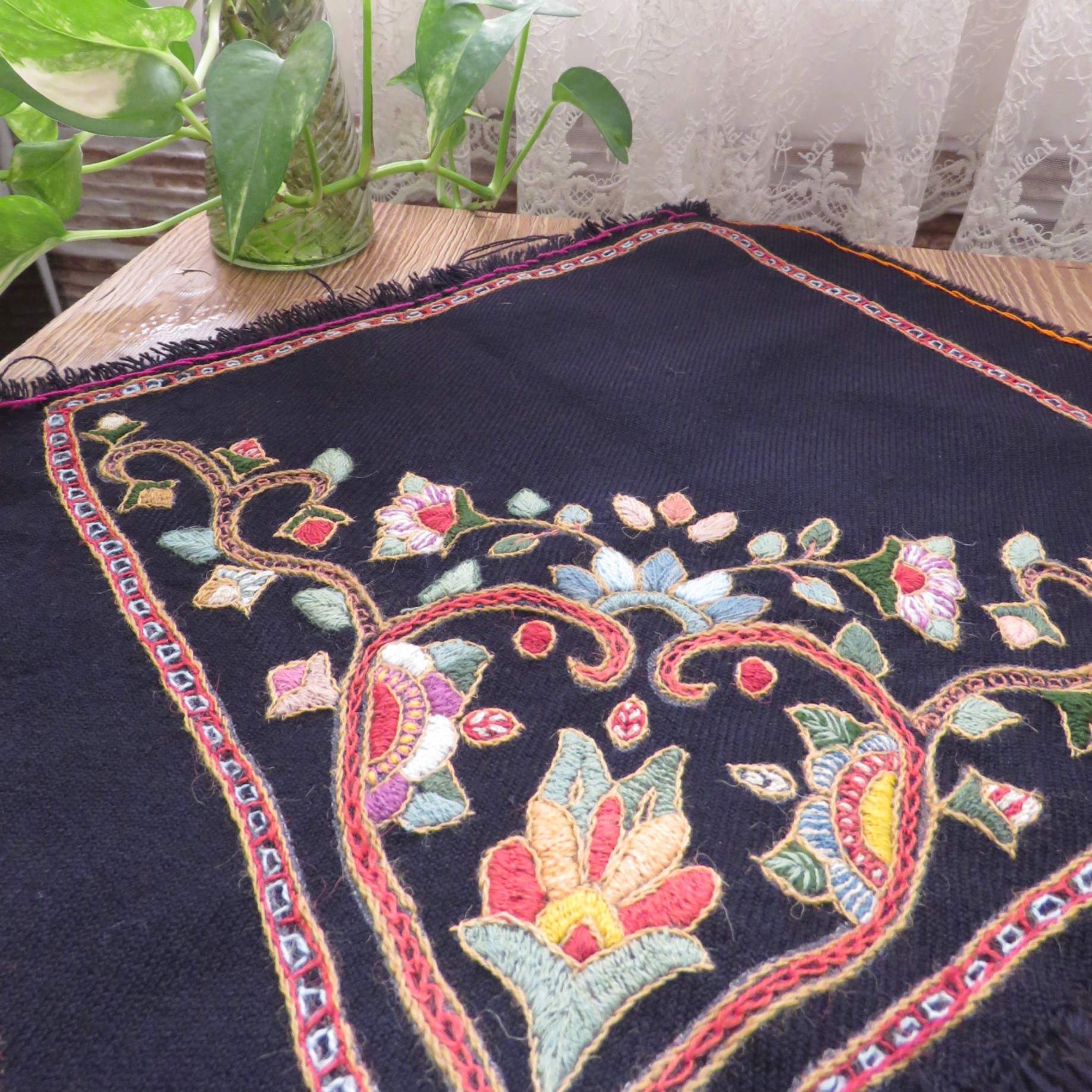 تو طاقچه ای پته دوزی