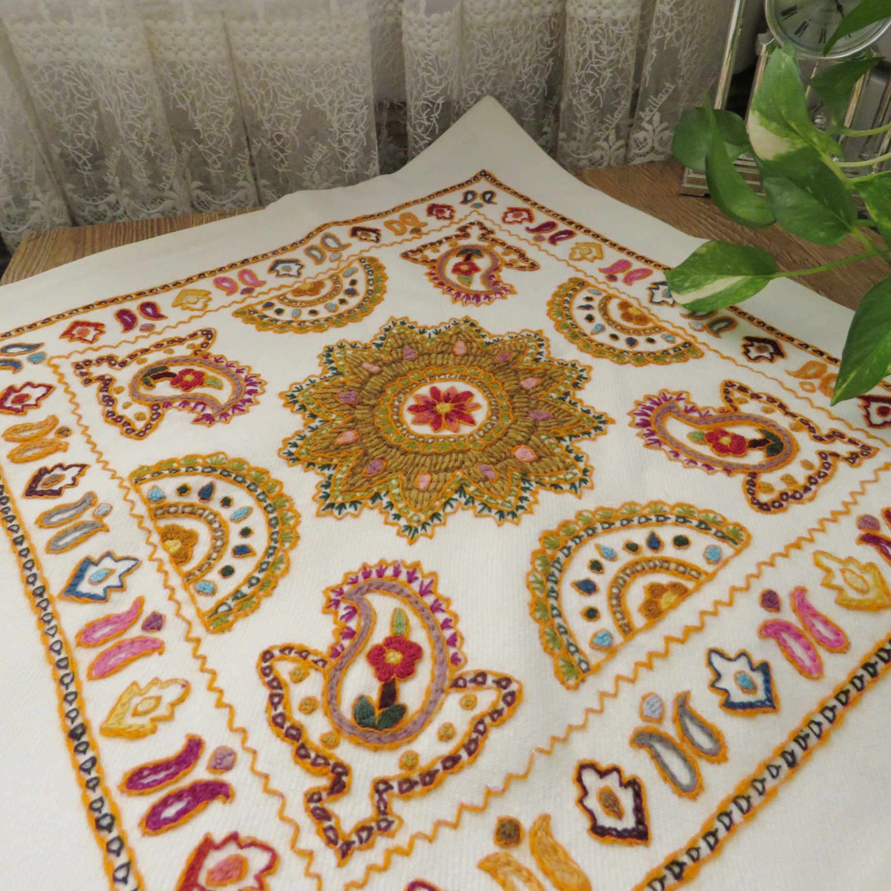 رومیزی پته دوزی گندمی طلایی