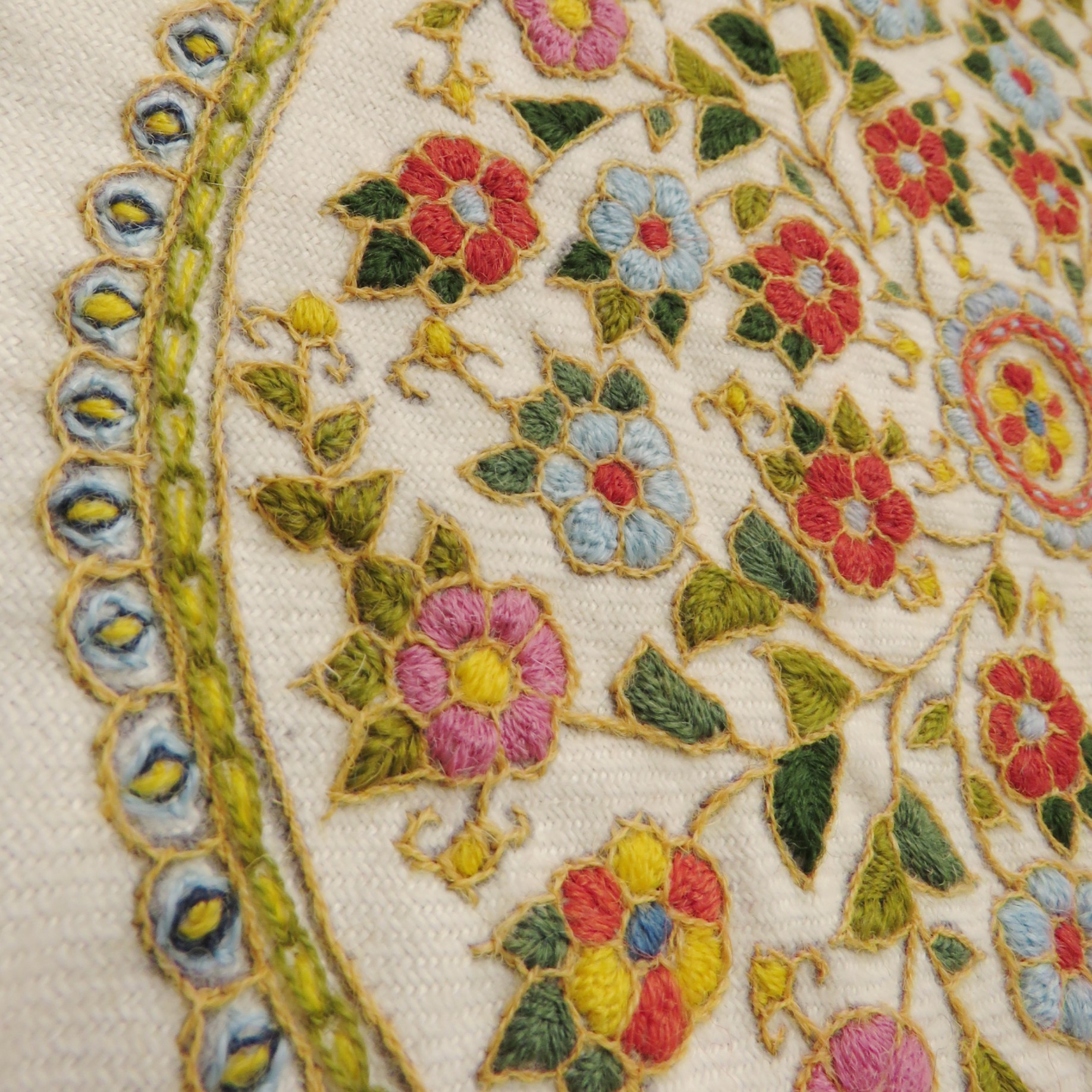 رومیزی پته دوزی گل و بوته