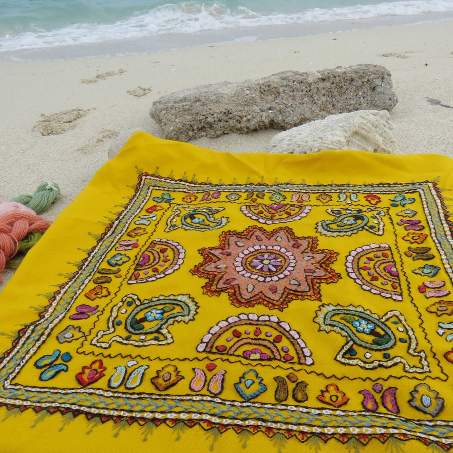 رومیزی پته دوزی زرد