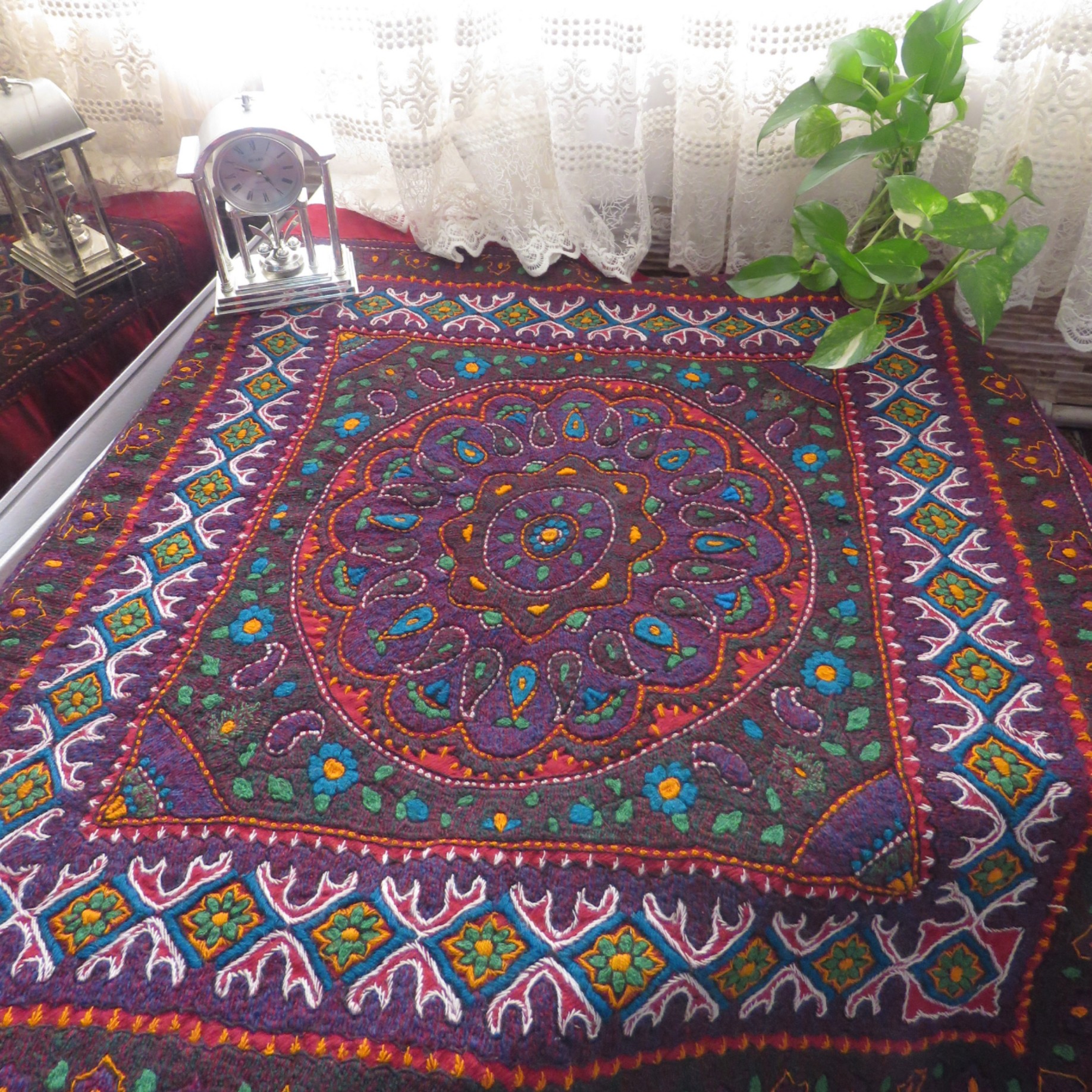 رومیزی پته قرمز