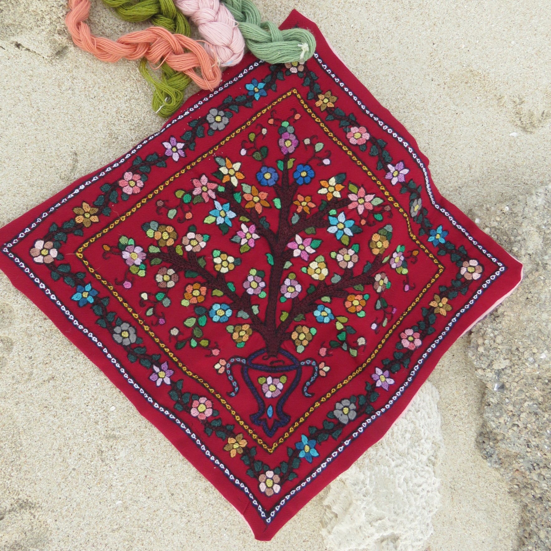 رومیزی پته قرمز درخت گل