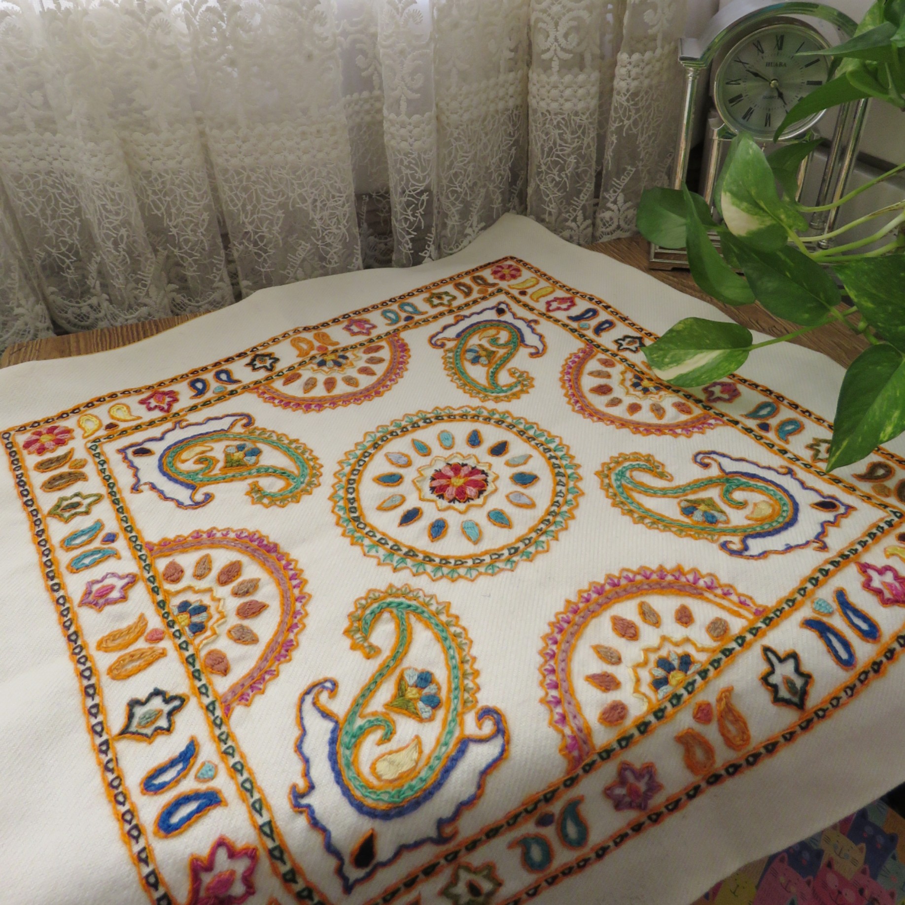 رومیزی پته دوزی بادامی